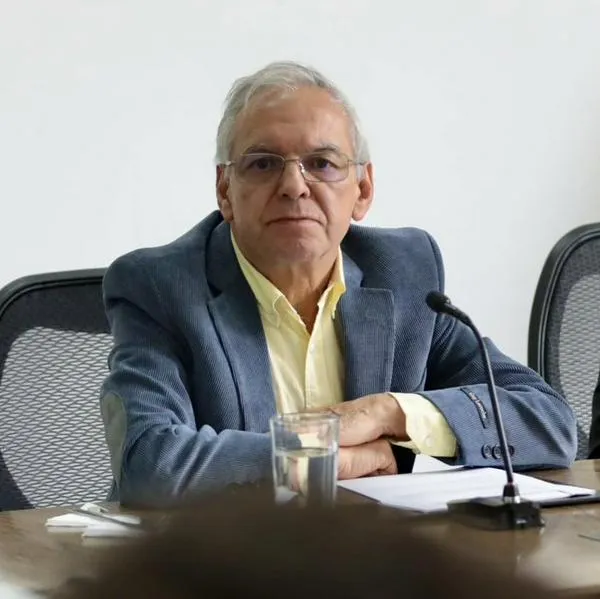 Los chats de Sneyder Pinilla que enredan al ministro de Hacienda