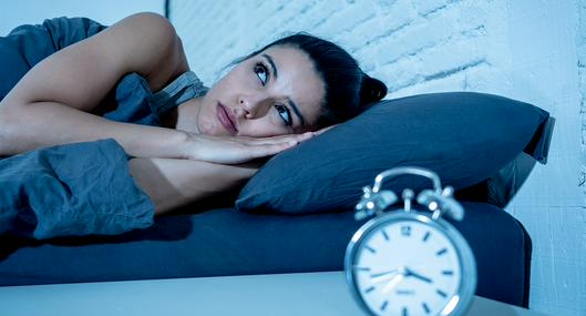 Persona trasnochando en nota sobre consecuencias de dormir tarde