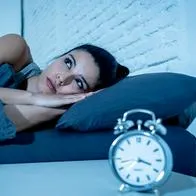 Persona trasnochando en nota sobre consecuencias de dormir tarde