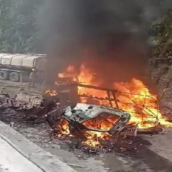 Grave accidente de tránsito en Medellín entre un camión y un carro particular. Hay 4 heridos y un muerto, lo que obligó a bloquear la vía. 