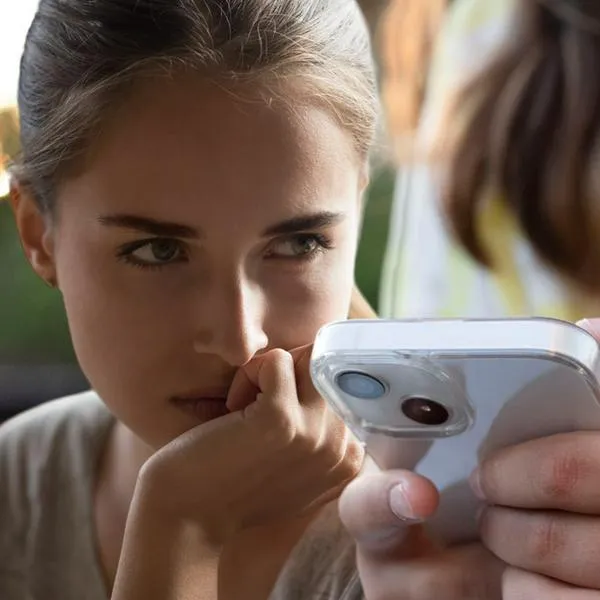 Problema para papás que dan celular o computador a hijos: hay advertencia grave