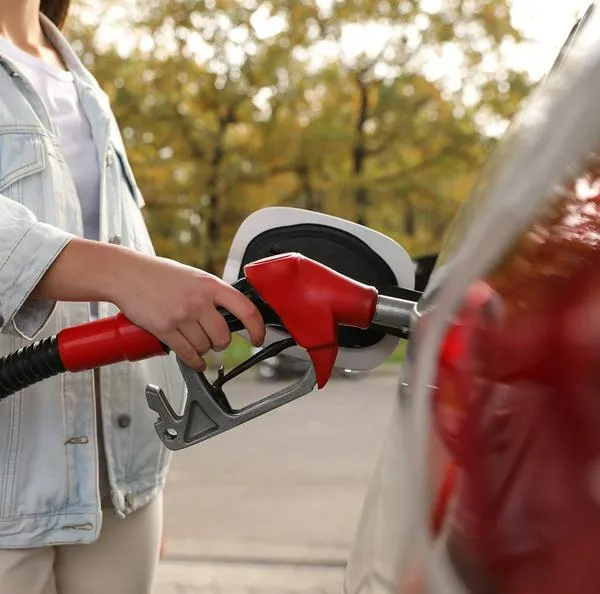 ¿Qué pasa si cargo gasolina con el motor encendido?