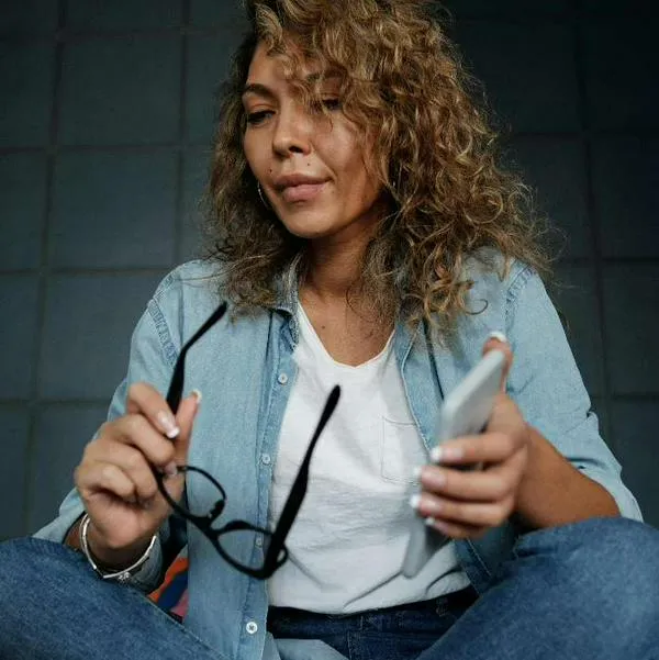 Foto de mujer leyendo, en nota sobre qué preguntas hacen en concurso docente de Colombia en 2024