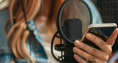 Así es cómo puede identificar que un audio fue hecho con inteligencia artificial y evitar ser víctima de estafas que llevan a robos de información privada.