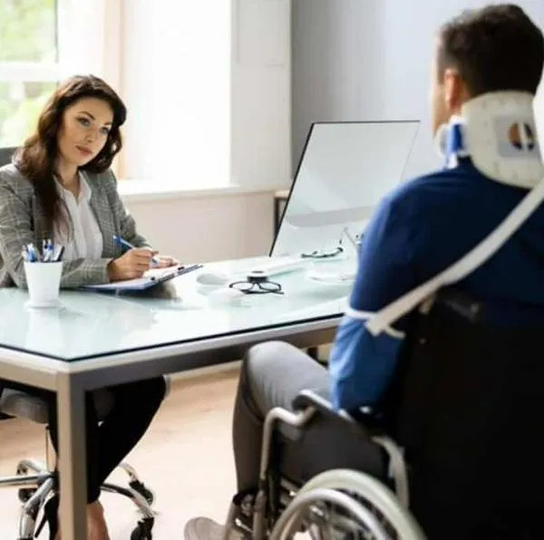 ¿Cómo y quién paga el salario durante una incapacidad laboral en Colombia?