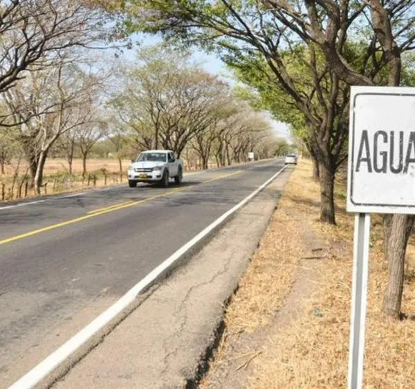 Hombre perdió el control de su carro y se chocó contra un árbol en Valledupar
