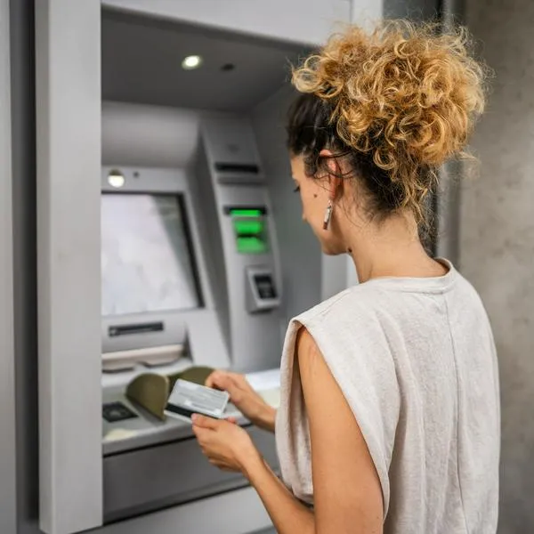Cajeros automáticos, afectados por la caída de Microsoft en el mundo.