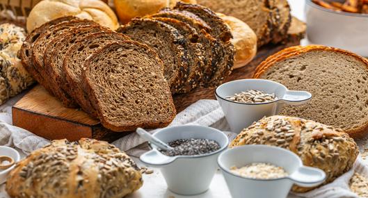 Diferencia entre guardar el pan en la nevera o la alacena.