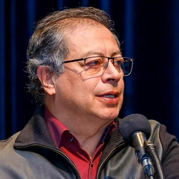 Gustavo Petro, que dijo que informes de Noticias Caracol son falsos y Blu Radio le respondió.
