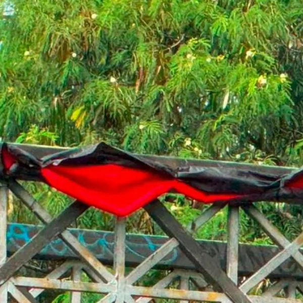 Nuevamente bandera del ELN instalada en un puente en Medellín genera traumatismos