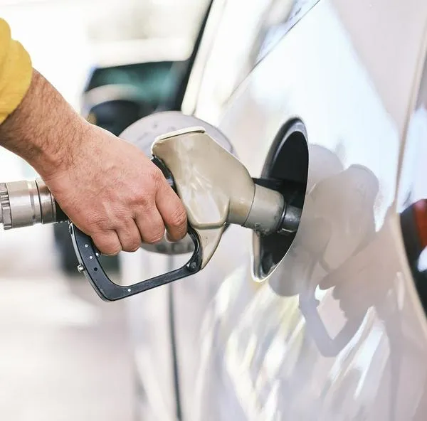 Mezclar gasolina extra y corriente: Una práctica que podría salir cara