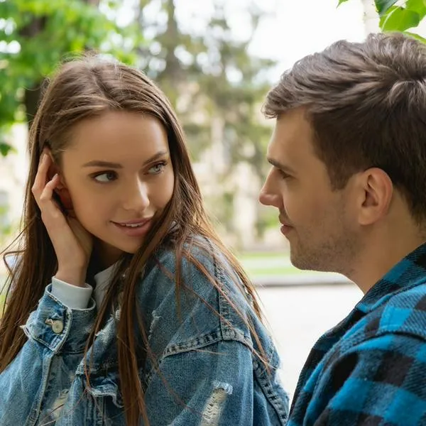 Conozca las 7 señales evidentes para saber si una persona está enamorada de usted en secreto. Atentos a estos detalles claves para tener una idea clara.