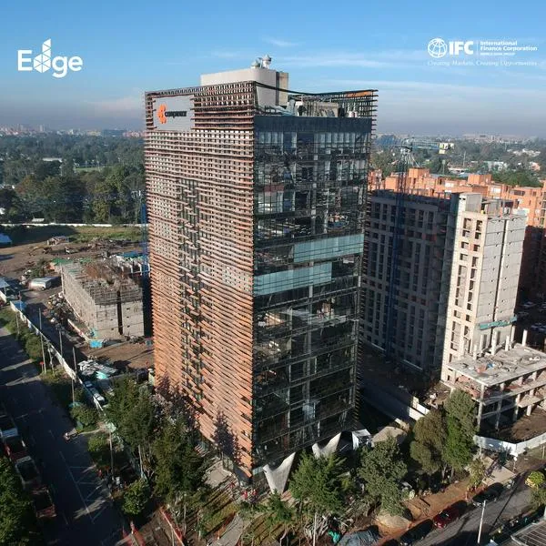 El Centro de Bienestar Integral Carrera 60 de Compensar recibe notable certificación ambiental Edge Advanced por su gestión ecológica.