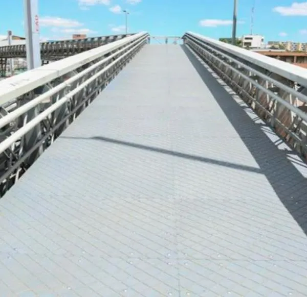 Lanzan de un puente en Bogotá a un deportista por robarlo