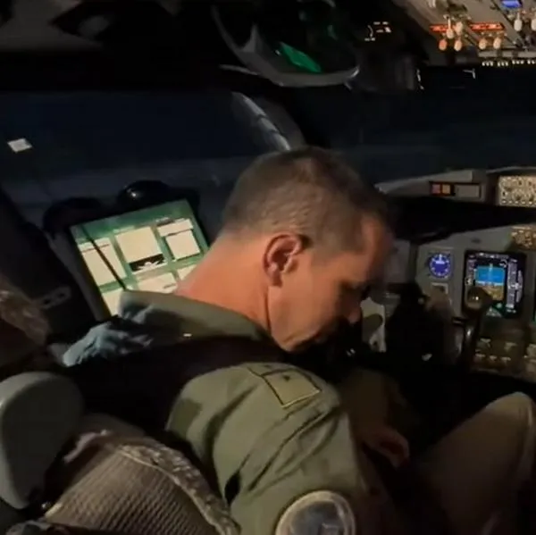 Foto de oficiales de la FAC, en nota sobre cuánto vale entrar a la Fuerza Aérea Colombiana, programa académico y requisitos