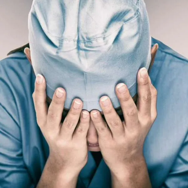 Foto de doctor triste, en nota sobre muerte de médica de Javeriana en Bogotá llevó a denuncia de maltrato a residentes