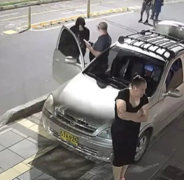 Menor de edad robó a pareja de vendedores usando máscara de Anonymous: hay video