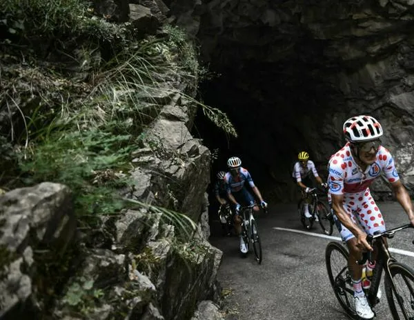 Tour de Francia: el ecuatoriano Carapaz se alza con el maillot a lunares