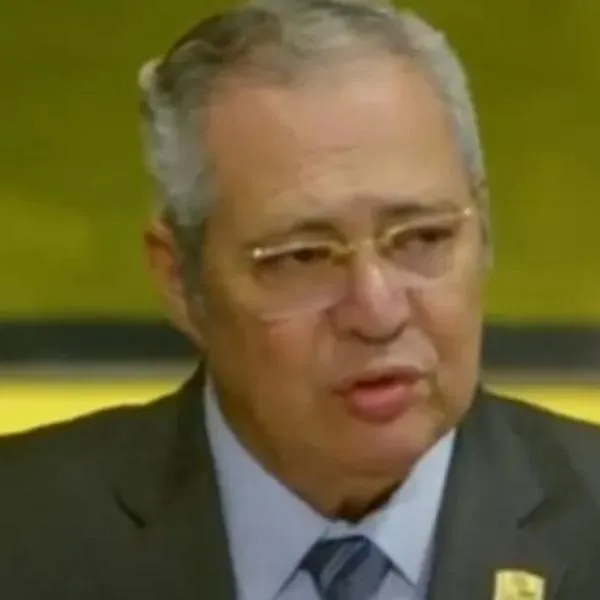 Iván Name ataca al presidente Gustavo Petro en su salida de la presidencia del Senado.