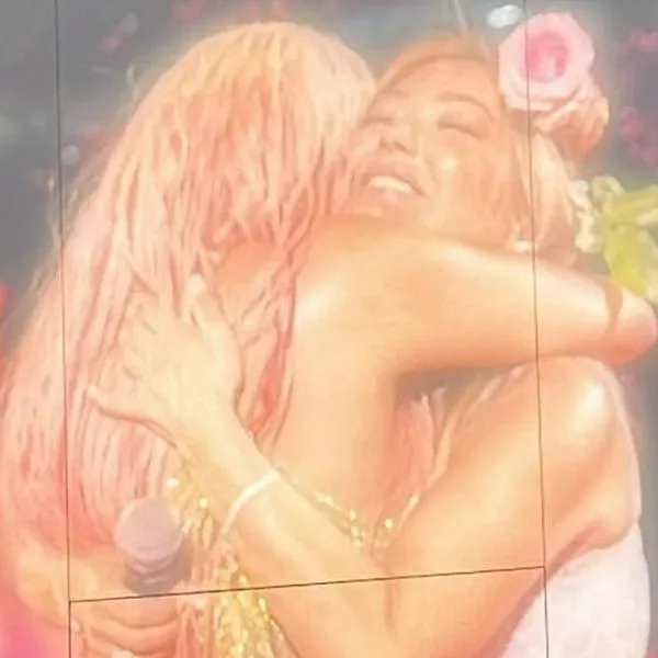 Foto de Karol G y Amaia Montero, en nota de videos de ambas en concierto en España luego de larga ausencia