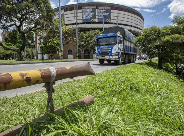No hay barrera para evitar caída de carros al río en siete kilómetros de la Autopista en Medellín