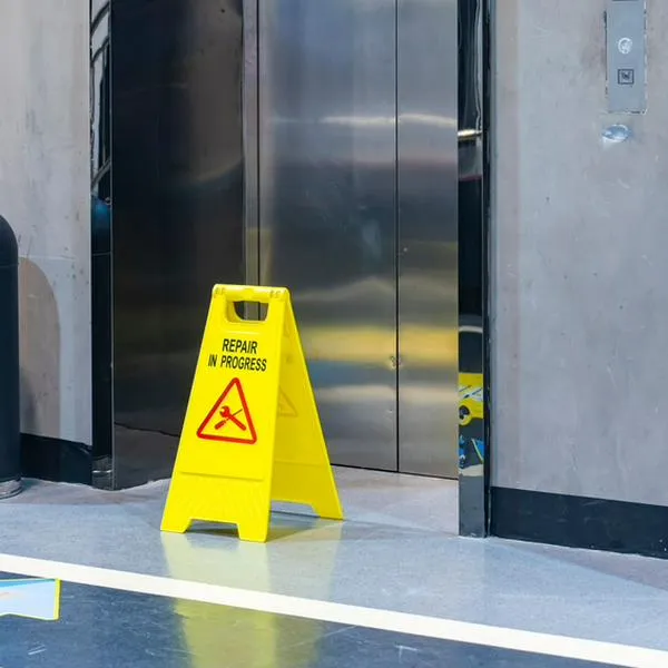 Murió una persona en un edificio por falla en un ascensor.