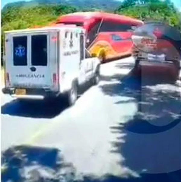 Moto intentó esquivar un hueco y fue arrollada por un bus en la autopista Medellín-Bogotá