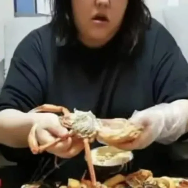 Influencer Pan Xiaoting murió en China en un directo comiendo en exceso