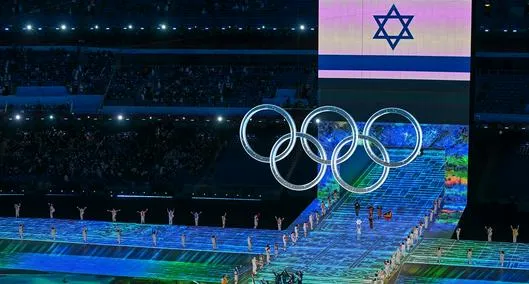 Los abanderados Evgeni Krasnopolski y Noa Szollos del Equipo Israel llevan la bandera de Israel durante la Ceremonia de Apertura de los Juegos Olímpicos de Invierno de Pekín 2022.
