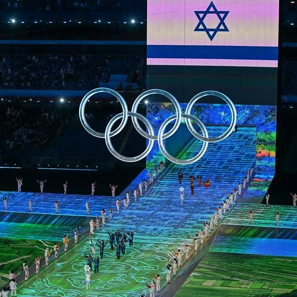 Los abanderados Evgeni Krasnopolski y Noa Szollos del Equipo Israel llevan la bandera de Israel durante la Ceremonia de Apertura de los Juegos Olímpicos de Invierno de Pekín 2022.