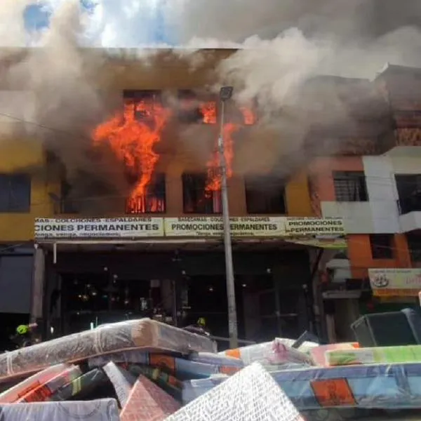 Bomberos combaten voraz incendio en edificio de tres pisos en el centro de Medellín