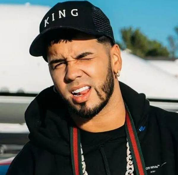 Anuel AA reveló problema de calvicie que padece en pleno 'show' en España. Muchos no sabían de ese inconveniente, ya que siempre usa gorra. 