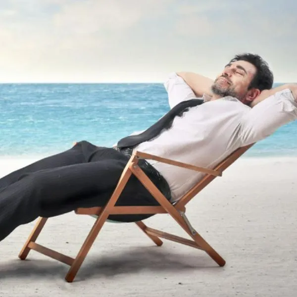 Foto de hombre descansando, en nota de cuál es el país del mundo con más vacaciones, lejos de Colombia y hasta de Europa