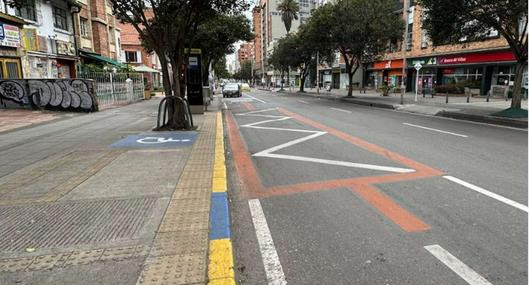Foto de carril preferencial, en nota de qué significa la nueva señal naranja en calles de Bogotá y en qué sitios están