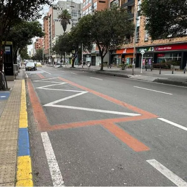 Foto de carril preferencial, en nota de qué significa la nueva señal naranja en calles de Bogotá y en qué sitios están