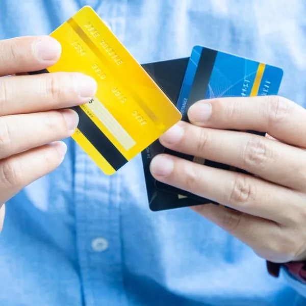 Cuál alternativa es mejor: tarjeta debito o de crédito