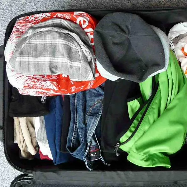 Foto de maleta de viaje, en nota de por qué no se debe guardar ropa en cajones de hoteles según recomendó un experto