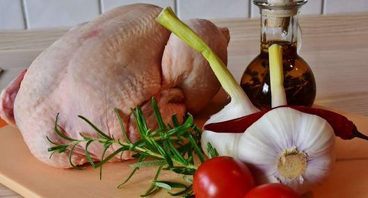 Foto de pollo crudo, en nota de a cuánto está el pollo hoy en Colombia, con precio de Corabastos: clave en ajiaco