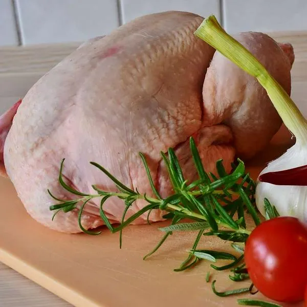 Foto de pollo crudo, en nota de a cuánto está el pollo hoy en Colombia, con precio de Corabastos: clave en ajiaco