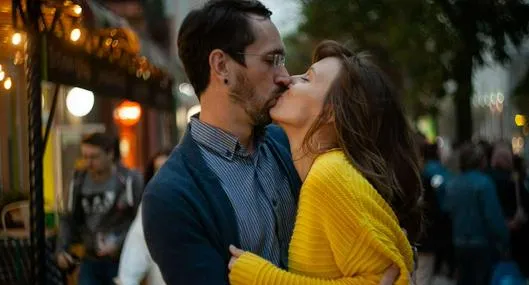Foto de pareja besándose, en nota de por qué las personas saludan con la mano y se besan en la boca 
