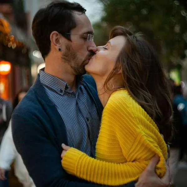 Foto de pareja besándose, en nota de por qué las personas saludan con la mano y se besan en la boca 