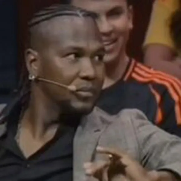 Hugo Rodallega en Juanpis Live Show's, donde le regalaron una camisa del Bucaramanga y no le gustó mucho.