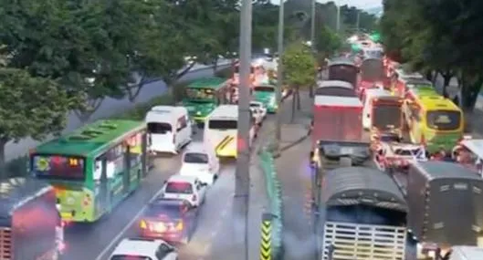 Caos en Bogotá por la calle 80: taxistas en paro nacional impiden el paso de vehículos y rutas de Transmilenio están afectadas. A muchos les tocó caminar. 