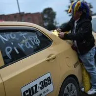 Buses vandalizados y vías bloqueadas: balance inicial del paro de taxistas