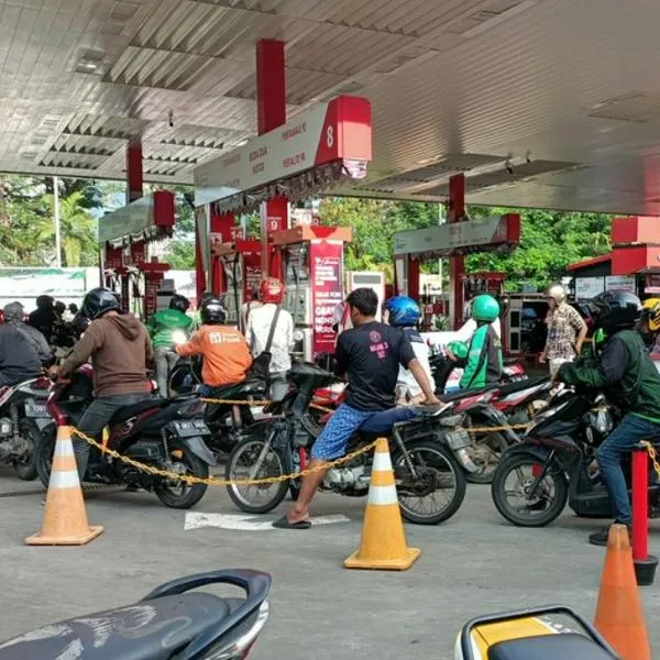 Por la caída en el consumo de gasolina en Colombia, Comce sugirió un incremento de precios en algunas zonas del país, eliminando esquema de tarifas.