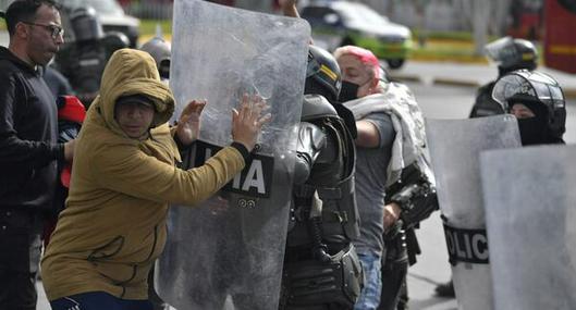 Así fue el enfrentamiento entre taxistas y policías en la autopista Norte de Bogotá
