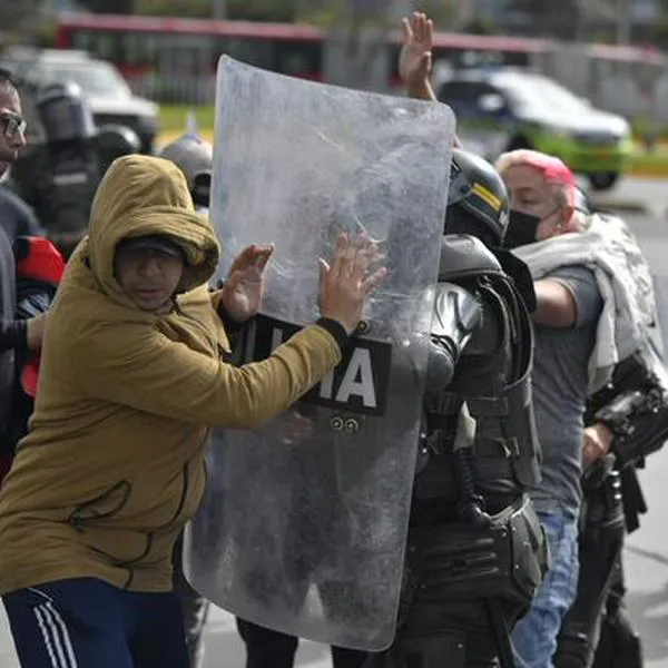 Así fue el enfrentamiento entre taxistas y policías en la autopista Norte de Bogotá