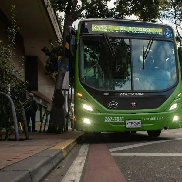 Caos en Bogotá por paro de taxistas: 12 buses de TransMilenio vandalizados
