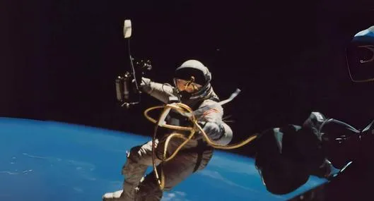 Astronauta, a propósito de cómo hacen los astronautas para tomar agua potable y de dónde la sacan: detalles
