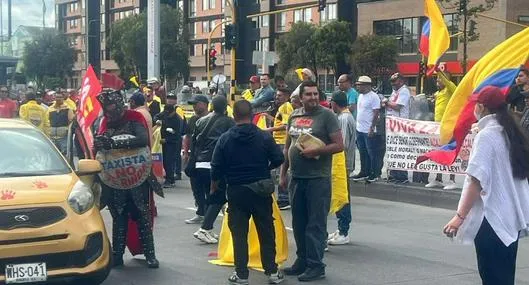 Paro de taxistas en Bogotá hoy: conductores bloquean la calle 13 con carrera 37